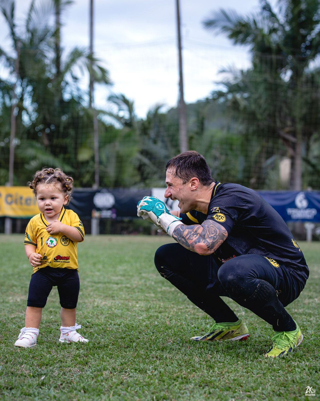 Goleiro com torcedor